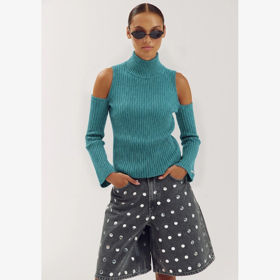 Harper and Yve trui Anne Icy Mint gedragen op model met aansluitende pasvorm en schouderuitsparingen