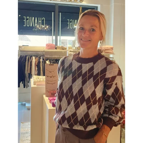 Ydence-knitted-sweater-Delilah