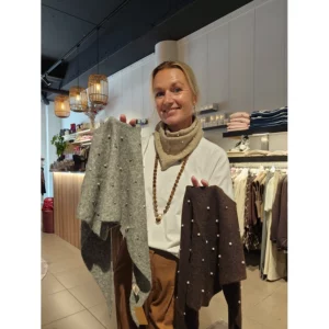 Gebreide vierkante sjaal met studs in diverse kleuren