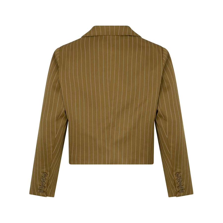 Achterkant van de korte Ydence blazer Shanna in olive, met fijne lichte krijtstrepen en knopen aan de manchetten.