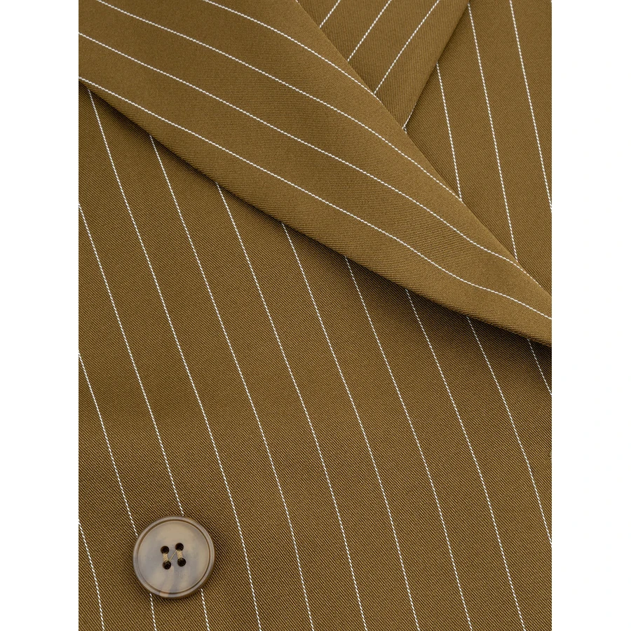 Close-up van Ydence blazer Shanna olive met smalle krijtstrepen, brede revers en een gemĆŖleerde knoop.