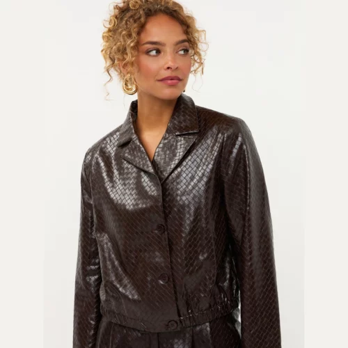 Model draagt Ydence jacket Megan in donkerbruine gevlochten leather look, gestyled met een bijpassende short.